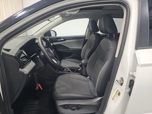 Used 2024 Volkswagen Taos SE AWD/4WD image 4