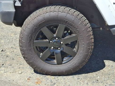 Used 2014 Jeep Wrangler Unlimited Sahara AWD/4WD image 8