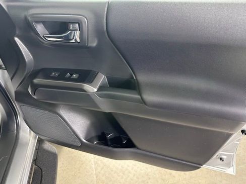 Used 2022 Toyota Tacoma TRD Sport AWD/4WD image 9