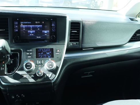 Used 2017 Toyota Sienna SE Premium image 49