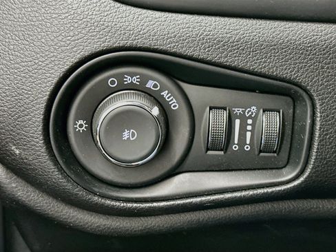 Used 2017 Jeep Renegade Altitude FWD image 17