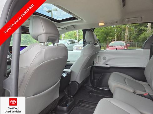 Certified 2025 Toyota Sienna XLE FWD image 24