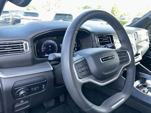 Used 2023 Jeep Wagoneer L Series II image 12