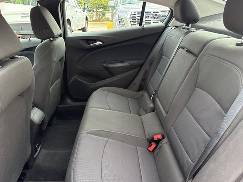 Used 2018 Chevrolet Cruze LT w/ Convenience Package FWD image 11