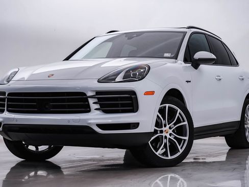 Certified 2023 Porsche Cayenne Platinum Edition image 1