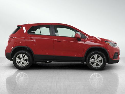Used 2020 Chevrolet Trax LS w/ Tint and Cruise Package AWD/4WD image 6