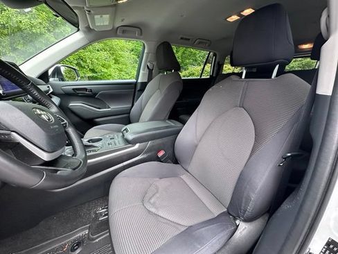Used 2023 Toyota Highlander LE AWD/4WD image 12