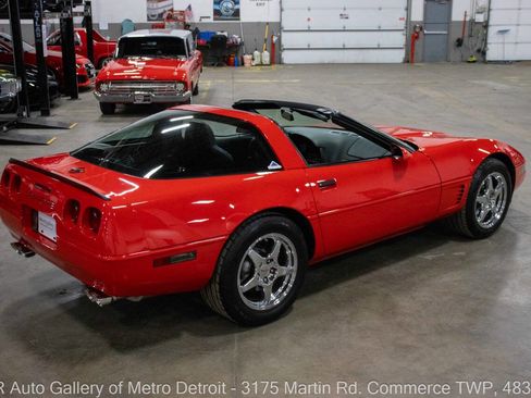 Used 1995 Chevrolet Corvette Base 2dr Hatchback image 8