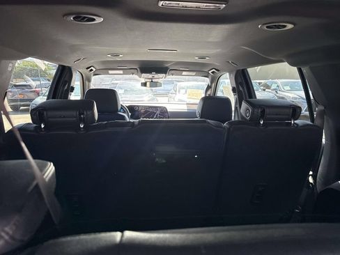 Used 2025 Chevrolet Suburban LT AWD/4WD image 9