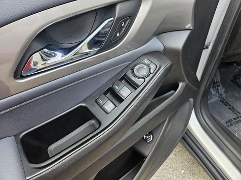 Used 2019 Chevrolet Traverse LT FWD image 9