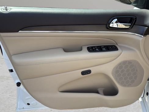 Used 2019 Jeep Grand Cherokee Overland AWD/4WD image 10