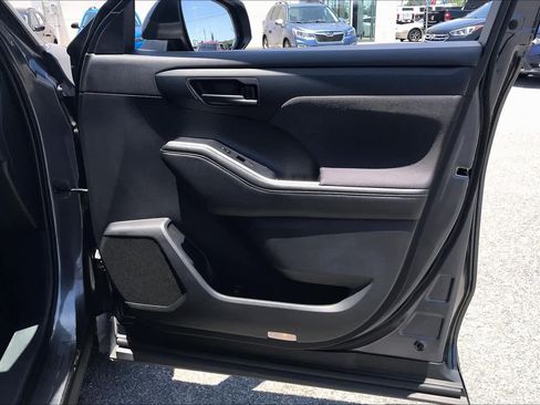 Used 2020 Toyota Highlander LE FWD image 22