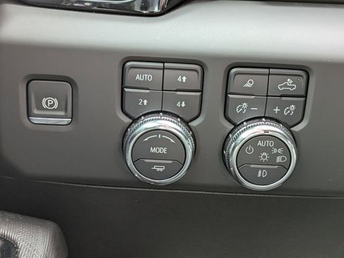 Used 2025 GMC Sierra 2500 AT4X image 19