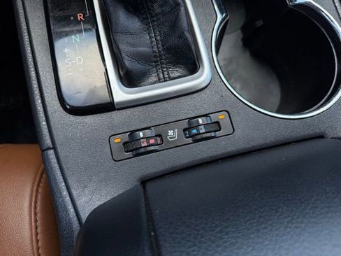 Used 2017 Toyota Highlander Limited w/ Carpet Mat Package image 22