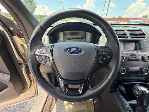 Used 2018 Ford Explorer XLT FWD image 8