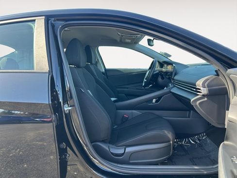 Used 2023 Hyundai Elantra SEL w/ Convenience Package image 10