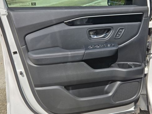Used 2025 Honda Pilot Touring image 11