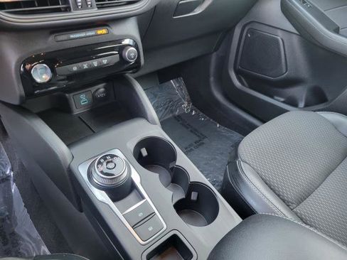 Used 2023 Ford Escape SE image 31
