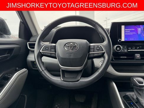 Used 2023 Toyota Highlander LE AWD/4WD image 15
