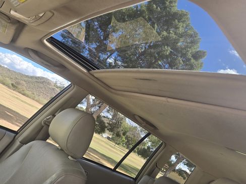 Used 2006 Toyota Highlander 4WD V6 w/ 3rd Row image 12