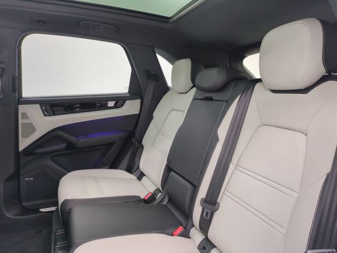 Certified 2025 Porsche Cayenne AWD/4WD image 22