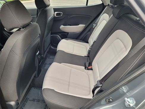 Used 2025 Hyundai Venue SEL image 9