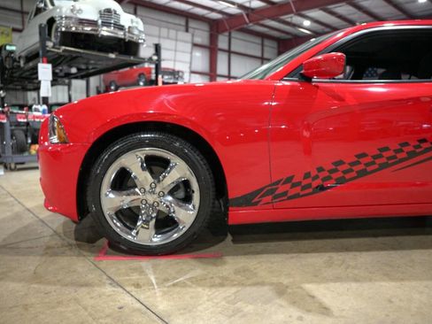 Used 2014 Dodge Charger SXT image 3