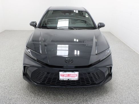 Used 2025 Toyota Camry SE FWD image 3