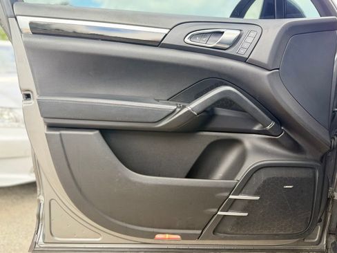 Used 2016 Porsche Cayenne AWD/4WD image 13