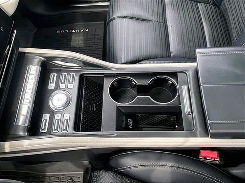 Used 2025 Lincoln Nautilus Reserve AWD/4WD image 19