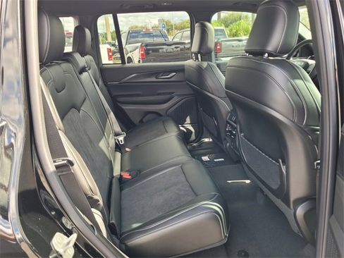 Used 2025 Jeep Grand Cherokee Altitude image 15