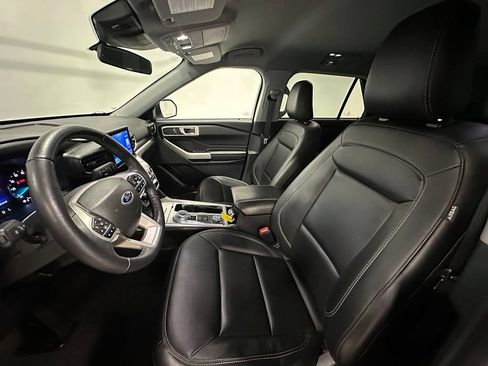 Used 2023 Ford Explorer XLT w/ Equipment Group 202A AWD/4WD image 25