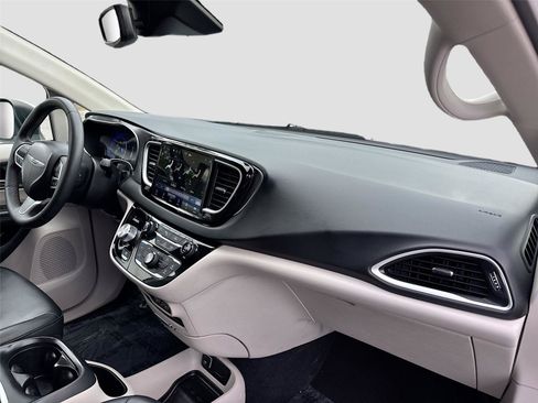 Used 2023 Chrysler Pacifica Touring-L FWD image 30