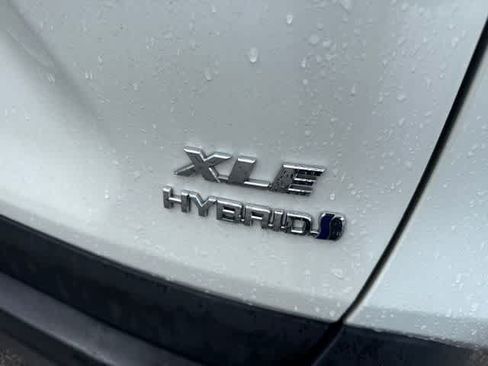 Used 2021 Toyota RAV4 XLE Premium AWD/4WD image 4