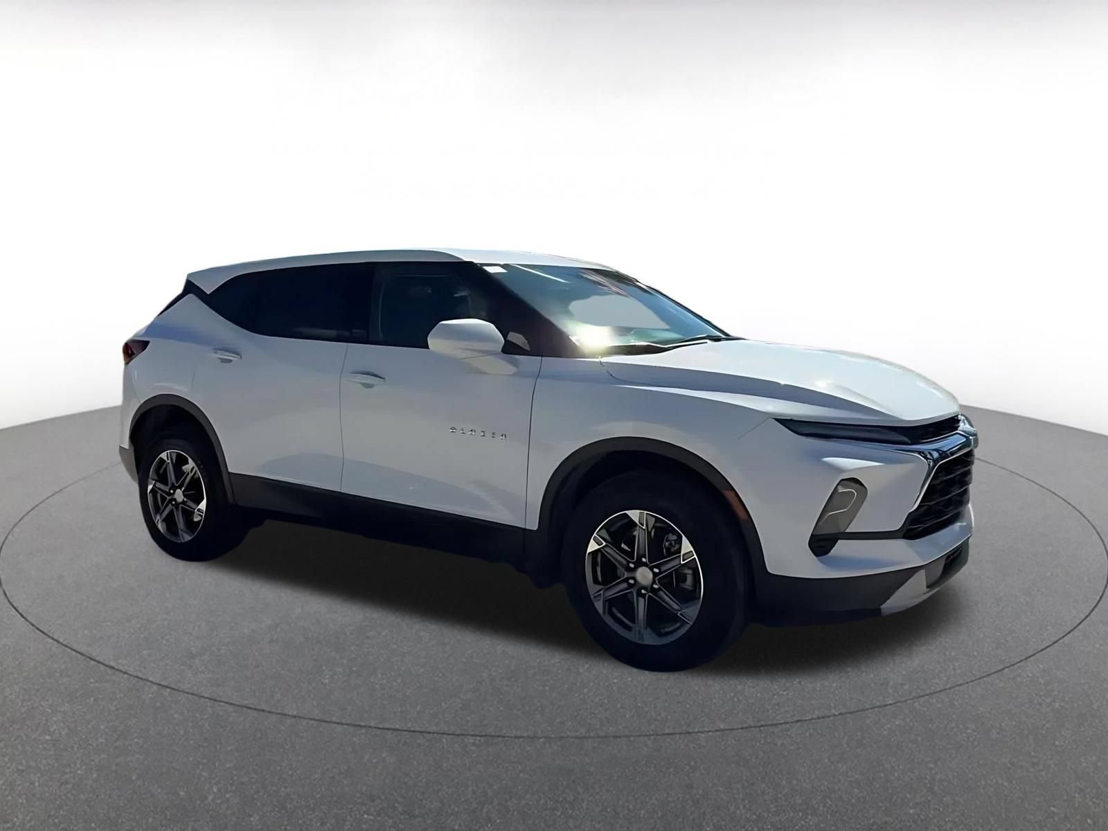 Used 2026 Chevrolet Blazer LT FWD image 2