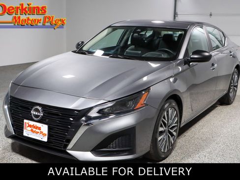 Used 2024 Nissan Altima 2.5 SV image 1