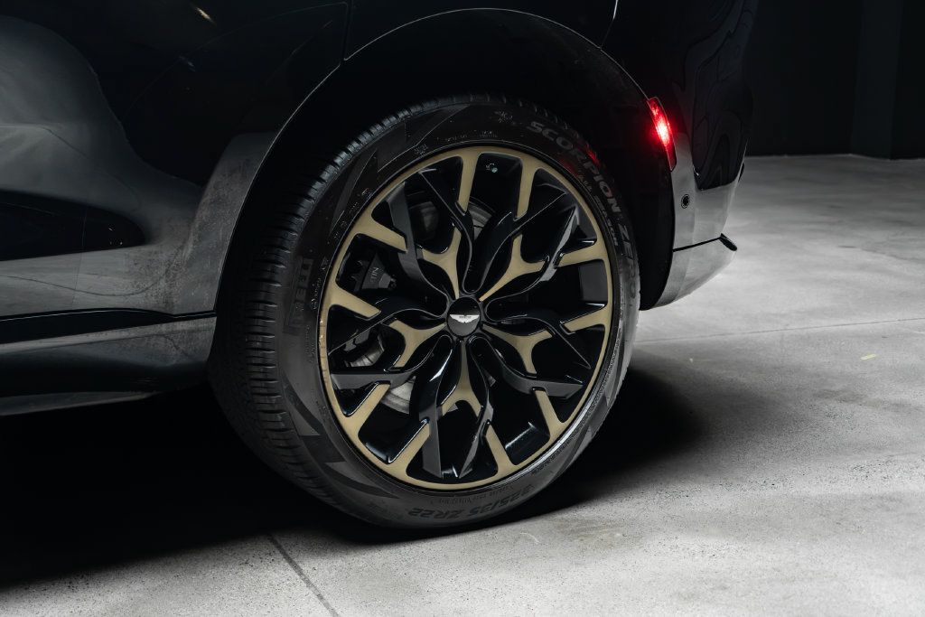 Used 2022 Aston Martin DBX AWD/4WD image 18