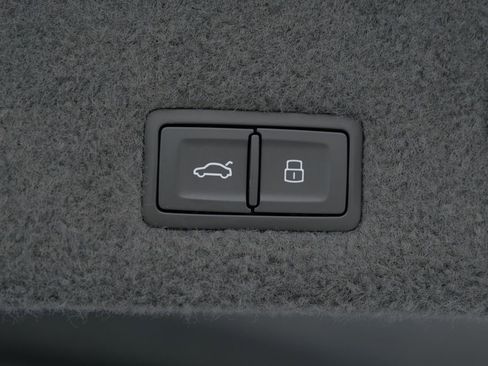 Used 2025 Lamborghini Urus SE AWD/4WD image 42