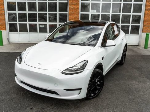 Used 2022 Tesla Model Y Long Range AWD/4WD image 2