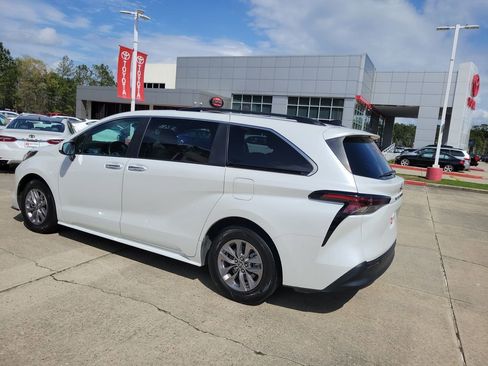 Certified 2023 Toyota Sienna XLE image 3
