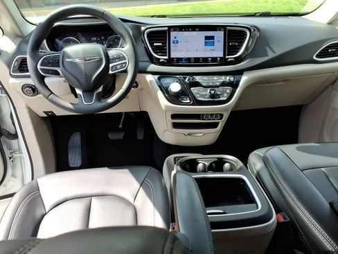 Used 2023 Chrysler Pacifica Touring-L FWD image 13