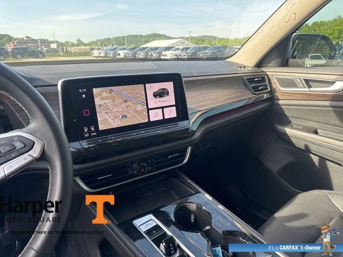 Used 2024 Volkswagen Atlas SEL AWD/4WD image 16