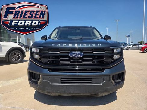 Used 2025 Ford Expedition Active AWD/4WD image 2
