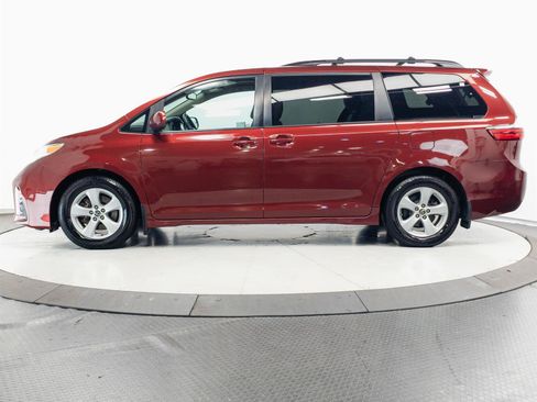 Used 2019 Toyota Sienna LE w/ Outdoor Package FWD image 8