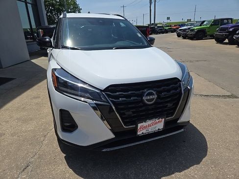 Used 2024 Nissan Kicks SR w/ SR Premium Package FWD image 17