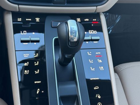 Used 2025 Porsche Macan image 25