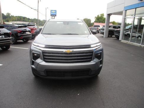Used 2025 Chevrolet Traverse LT image 9