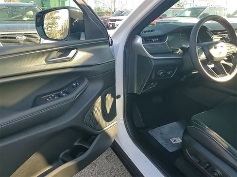 New 2025 Jeep Grand Cherokee Altitude image 9