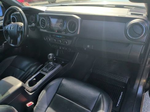 Used 2018 Toyota Tacoma TRD Off-Road AWD/4WD image 16