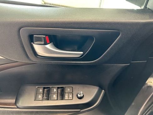 Used 2018 Toyota Highlander XLE AWD/4WD image 9